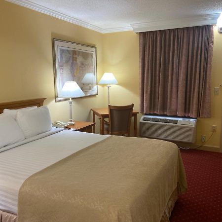 Bryson Inn Mount Airy Exterior photo